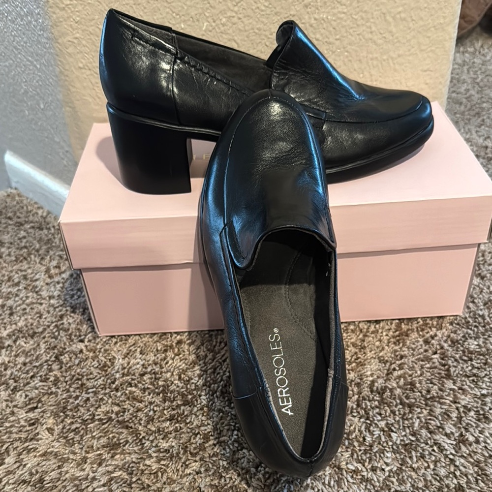 AEROSOLES Black Flats with Cushioned Comfort